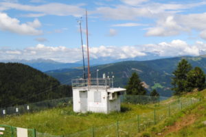 Stazione fissa di rilevamento della qualità dell’aria sita sull’altipiano del Renon (foto: Agenzia provinciale per l’ambiente)