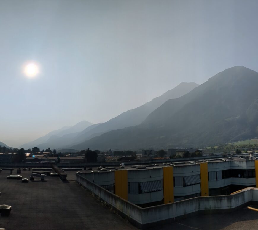 cielo sopra la sede di arpa valle d'aosta offuscato a causa della presenza di polveri provenienti dagli incendi canadesi