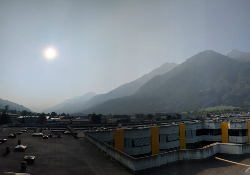 cielo sopra la sede di arpa valle d'aosta offuscato a causa della presenza di polveri provenienti dagli incendi canadesi