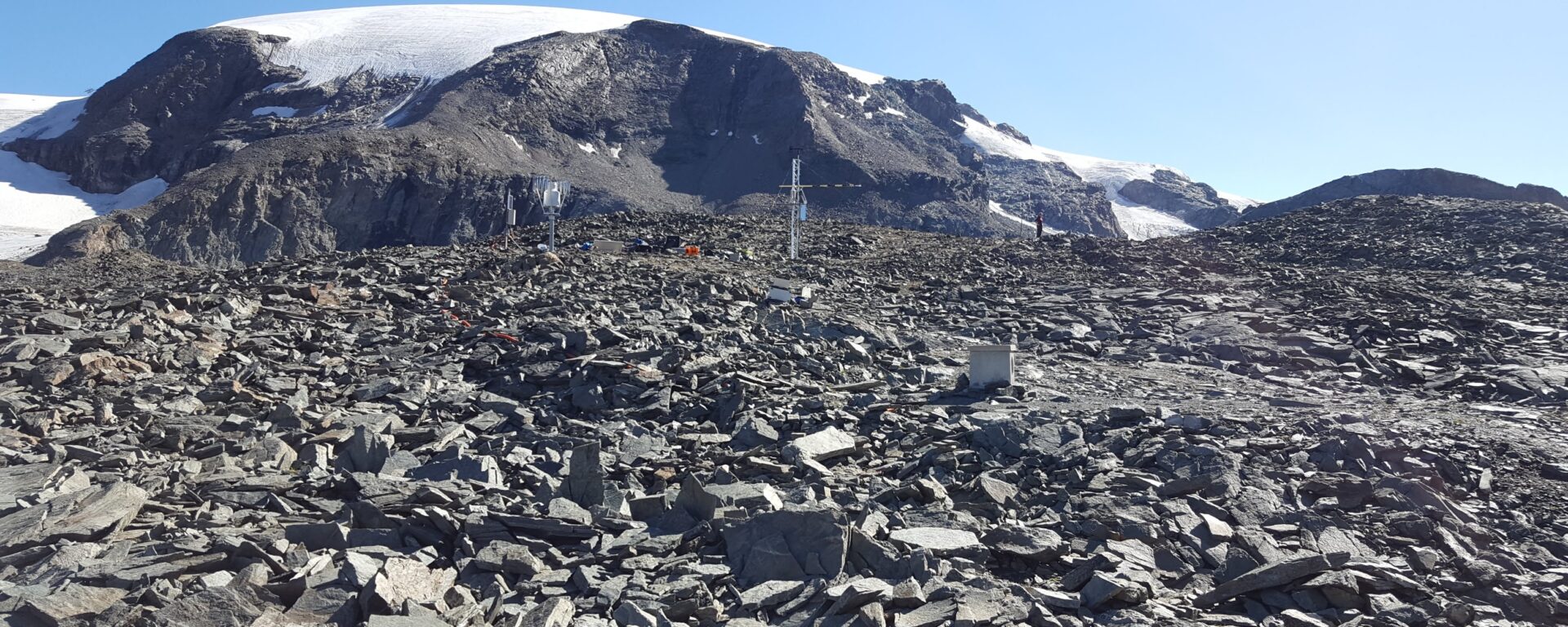 strumentazione posizionata sul rock glacier del sito di monitoraggio di Cime Bianche in Valle d'aosta