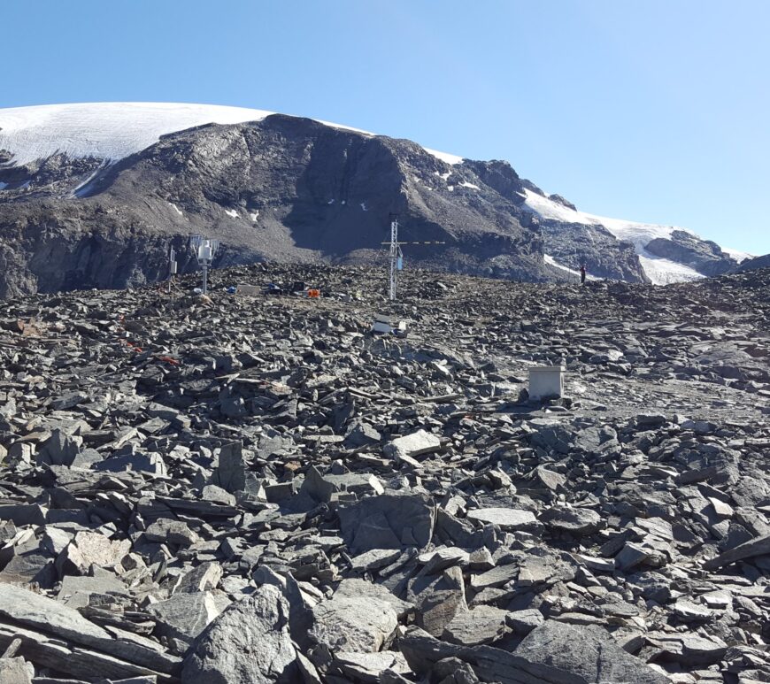 strumentazione posizionata sul rock glacier del sito di monitoraggio di Cime Bianche in Valle d'aosta