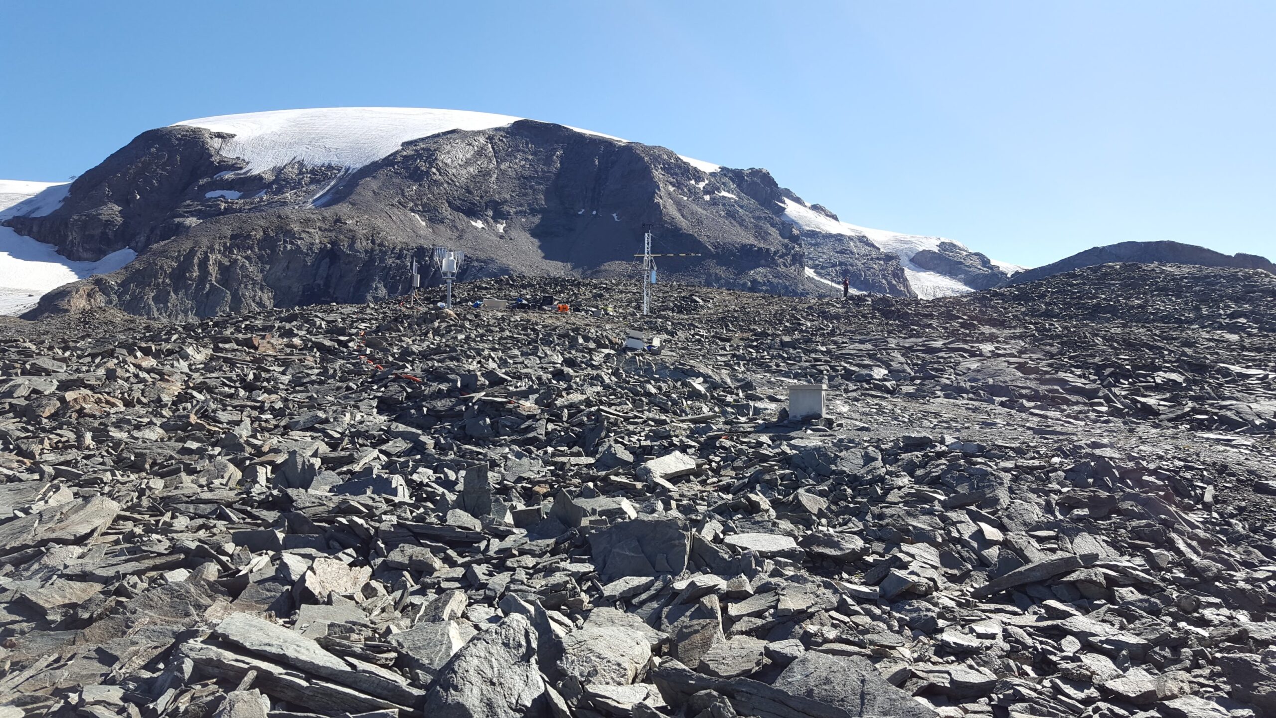 strumentazione posizionata sul rock glacier del sito di monitoraggio di Cime Bianche in Valle d'aosta