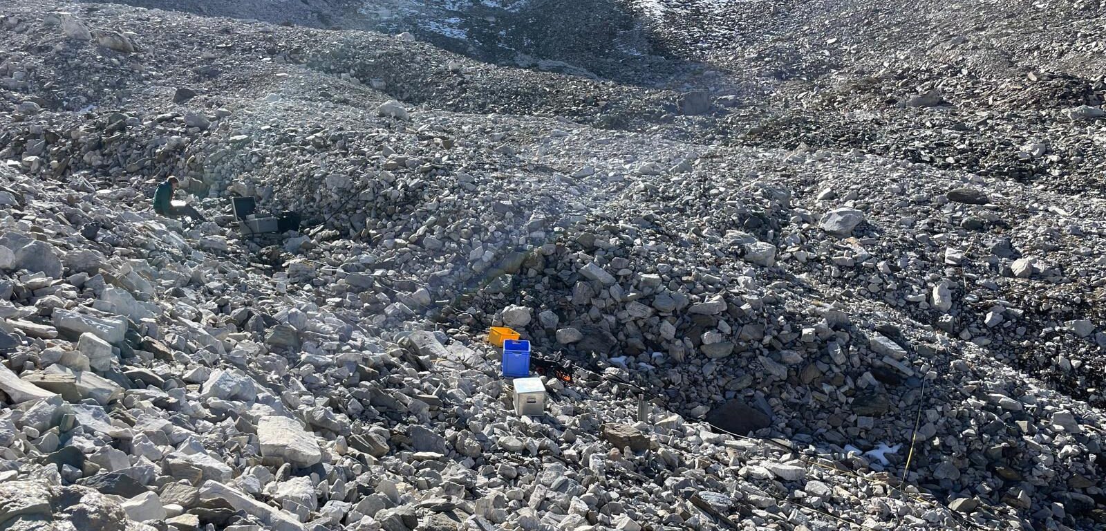 roccia che compone il ghiacciaio roccioso, nel centro della foto strumentazione