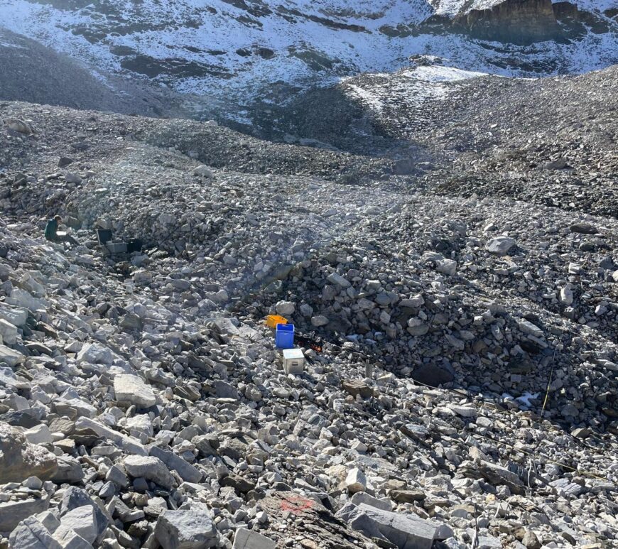 roccia che compone il ghiacciaio roccioso, nel centro della foto strumentazione