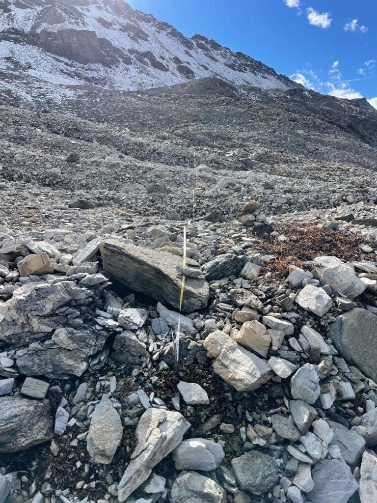 Ghiacciaio roccioso, caratterizzato da rocce e ghiaccio: in primo piano massi e strumentazione